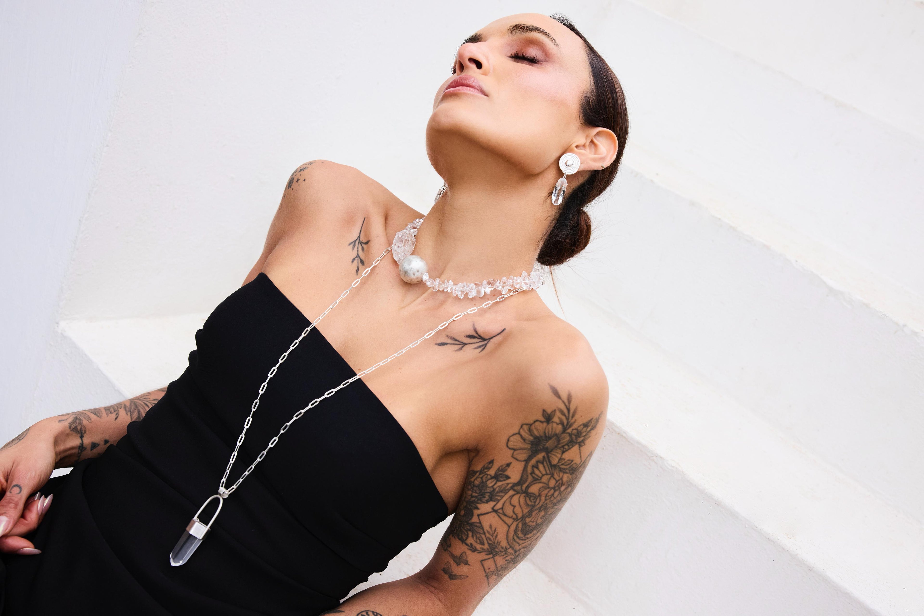 Imagen de modelo con Aros y Collares de Veronica Silva.