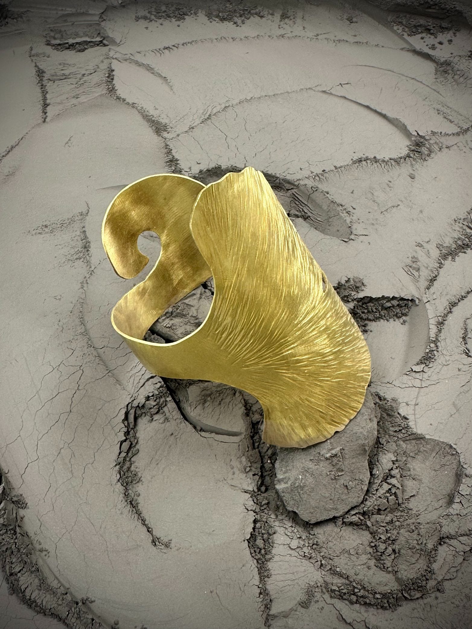 Brazalete de bronce hecho a mano - GINGKO - joya artesanal