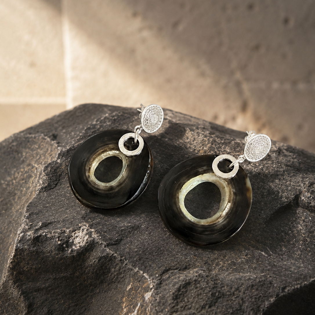 Aros de plata y cacho de toro - Muk