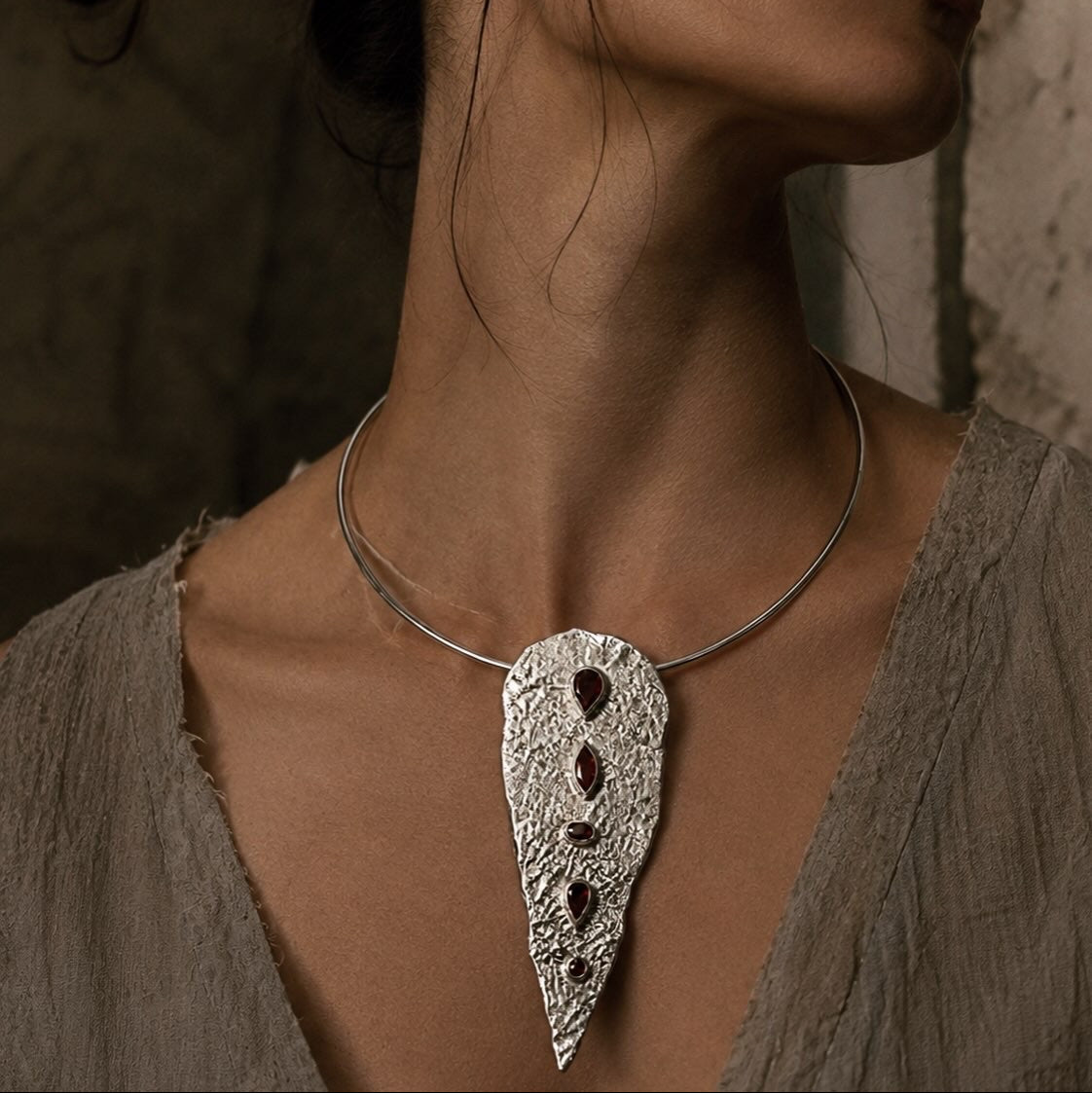 Collar deplata con piedras granates - ERA