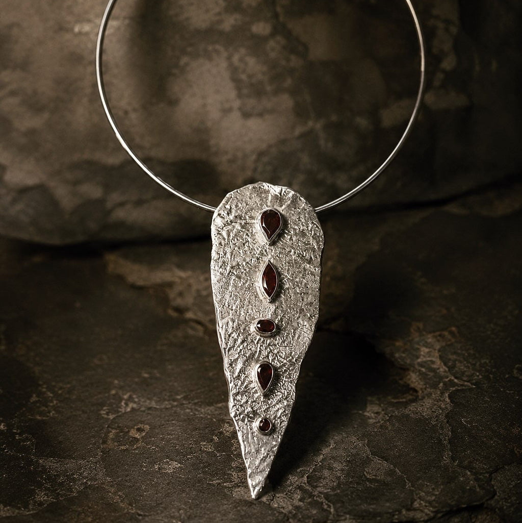 Collar deplata con piedras granates - ERA
