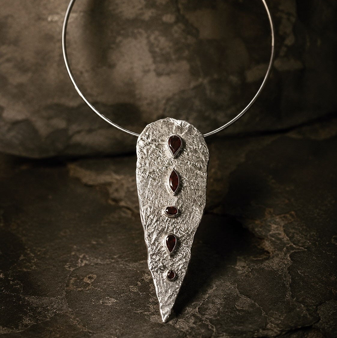 Collar deplata con piedras granates - ERA
