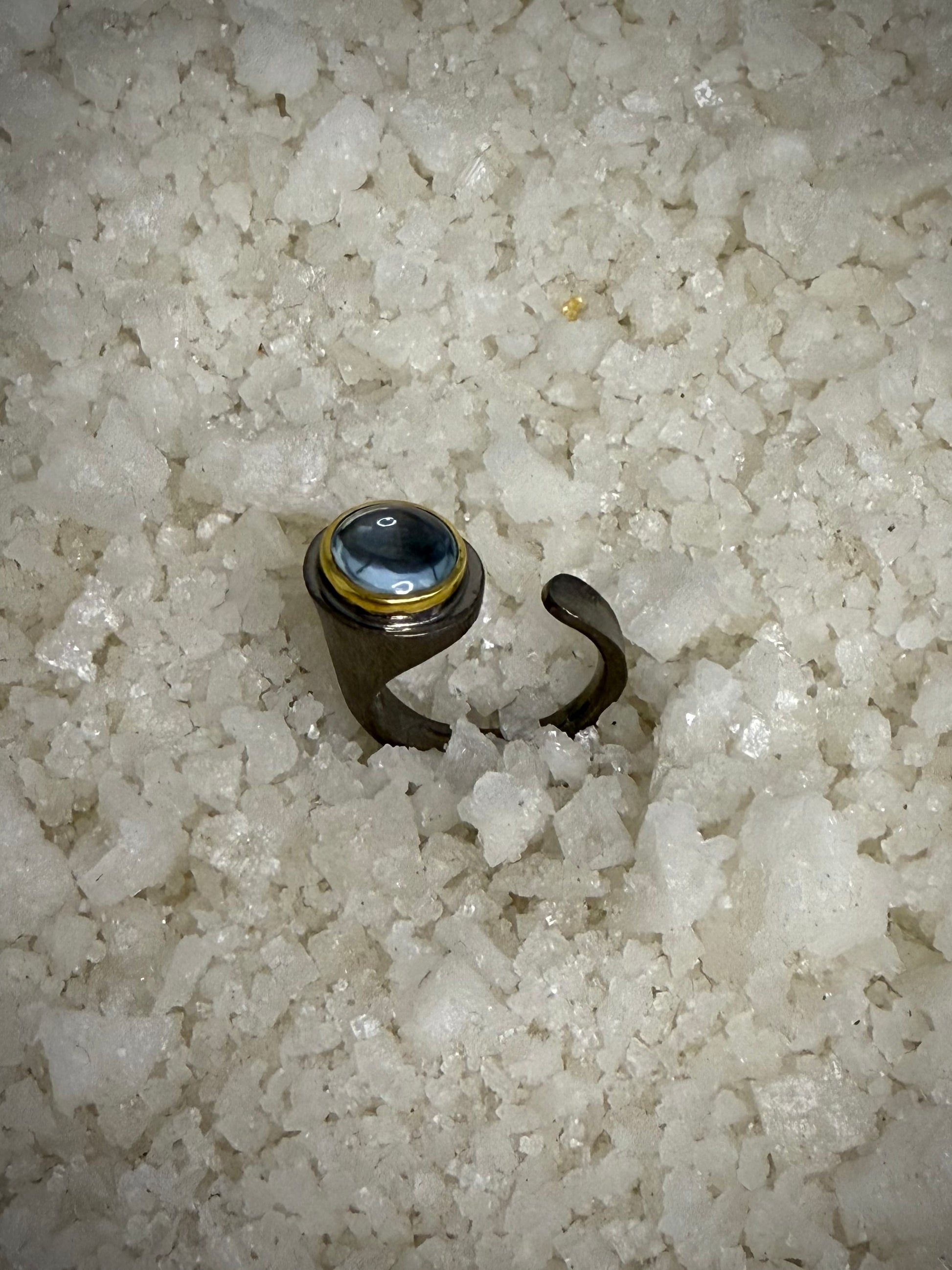 Anillo de plata y chapa de oro con piedra natural Topacio Azul, pieza única - AMAL