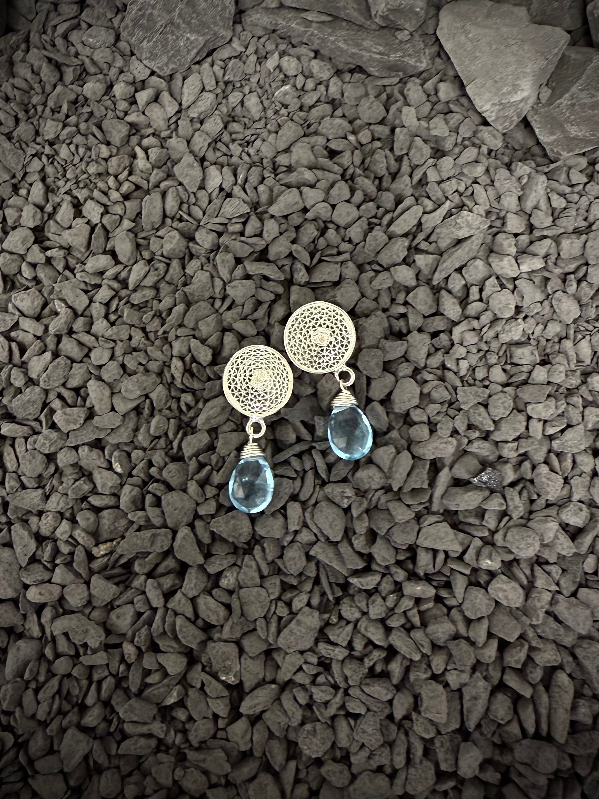Aros de plata, piedra semipreciosa Topacio Azul, hecho a mano- TOTI