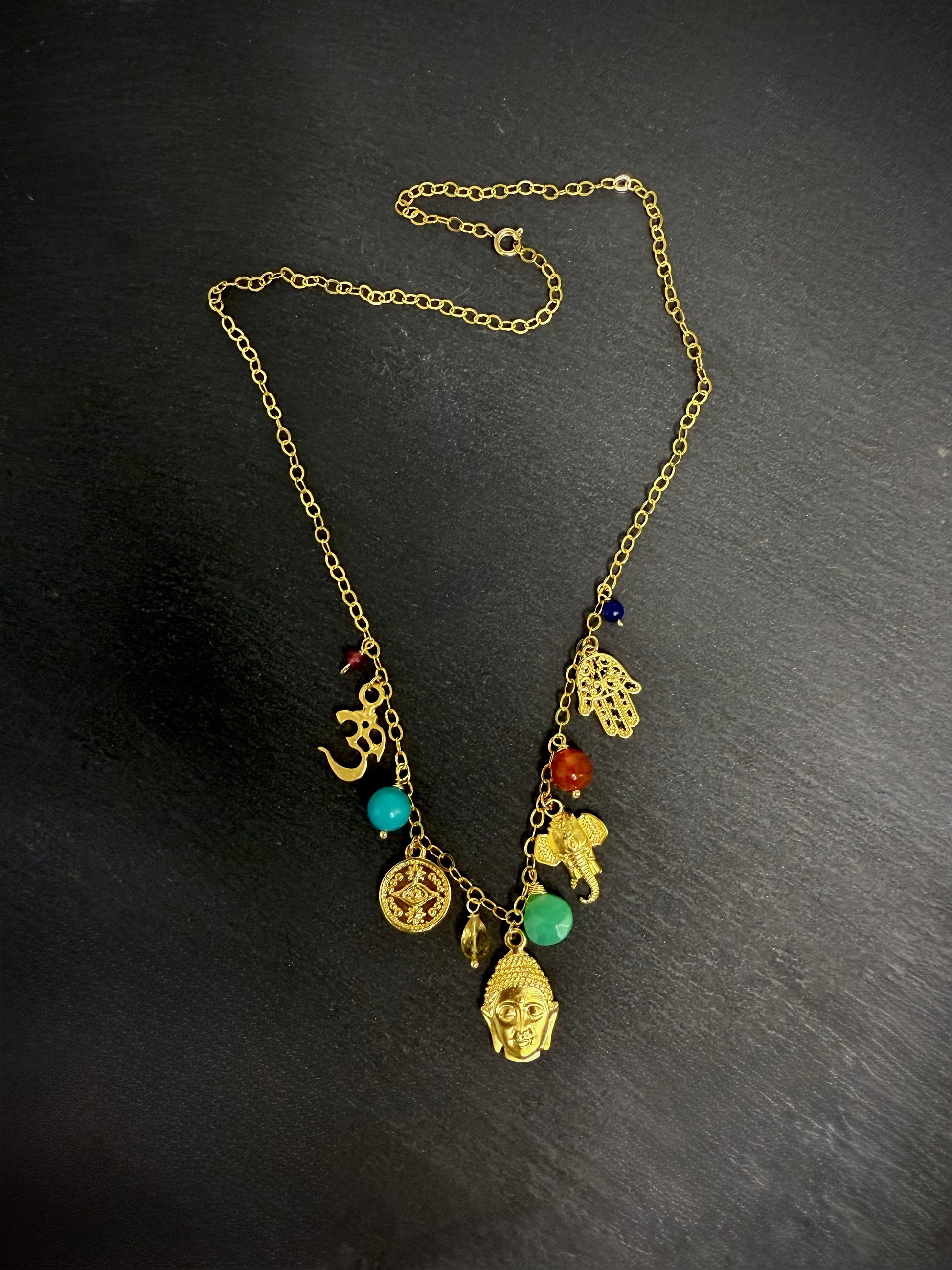 Collar bañado en oro, con talismanes de protección y piedras naturales- TALI