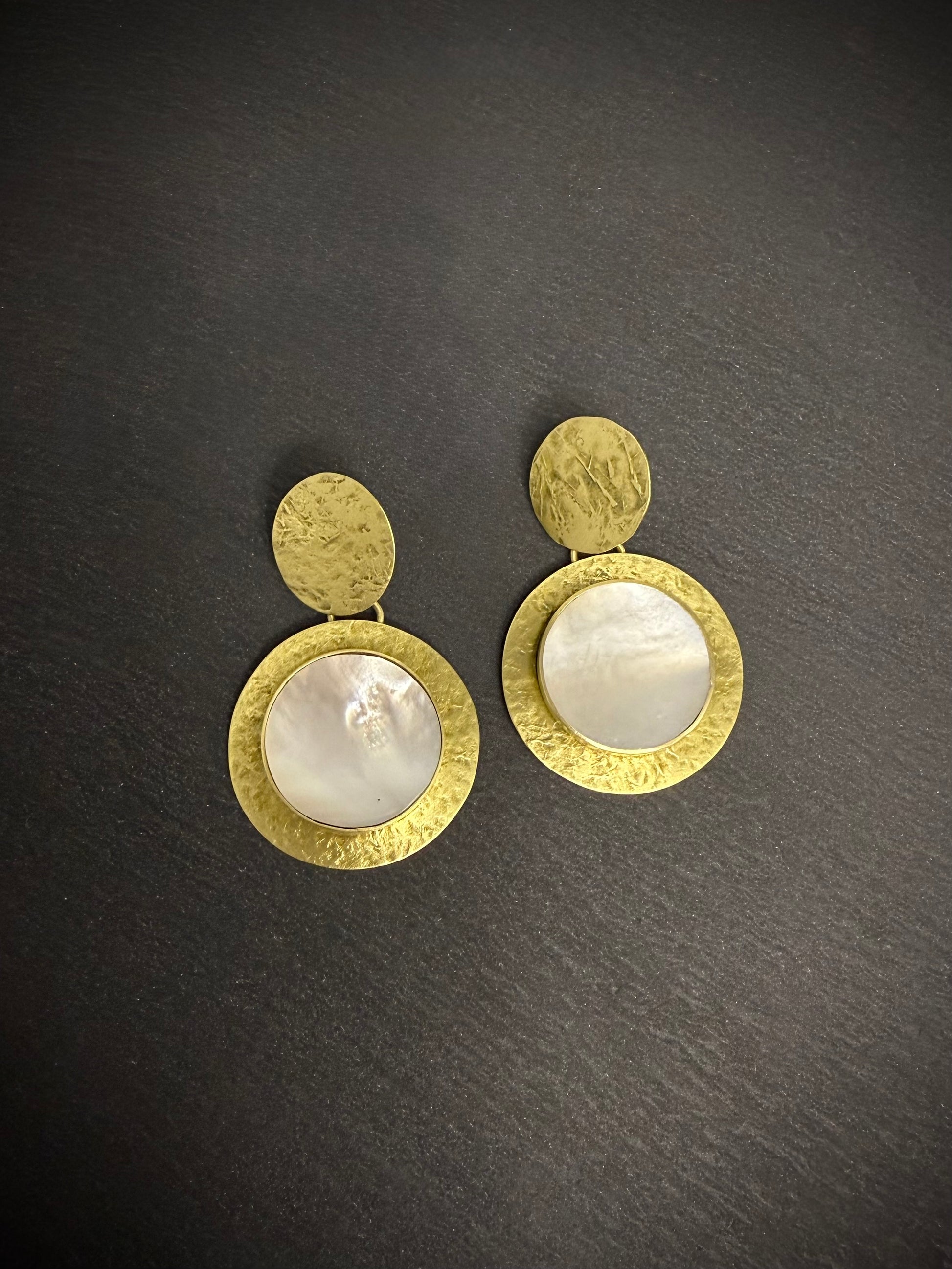 Aros de bronce con nacar - LUNA LLENA - Joyería artesanal