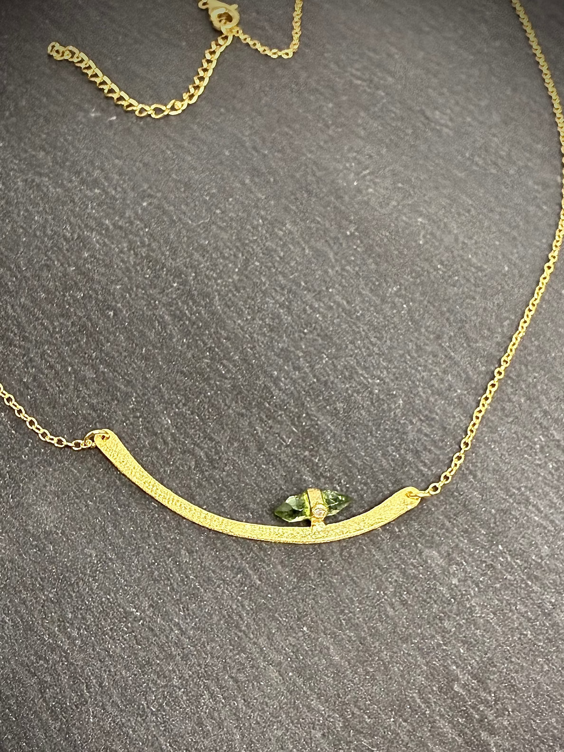 Collar de plata con baño de oro y piedra natural - RUMI