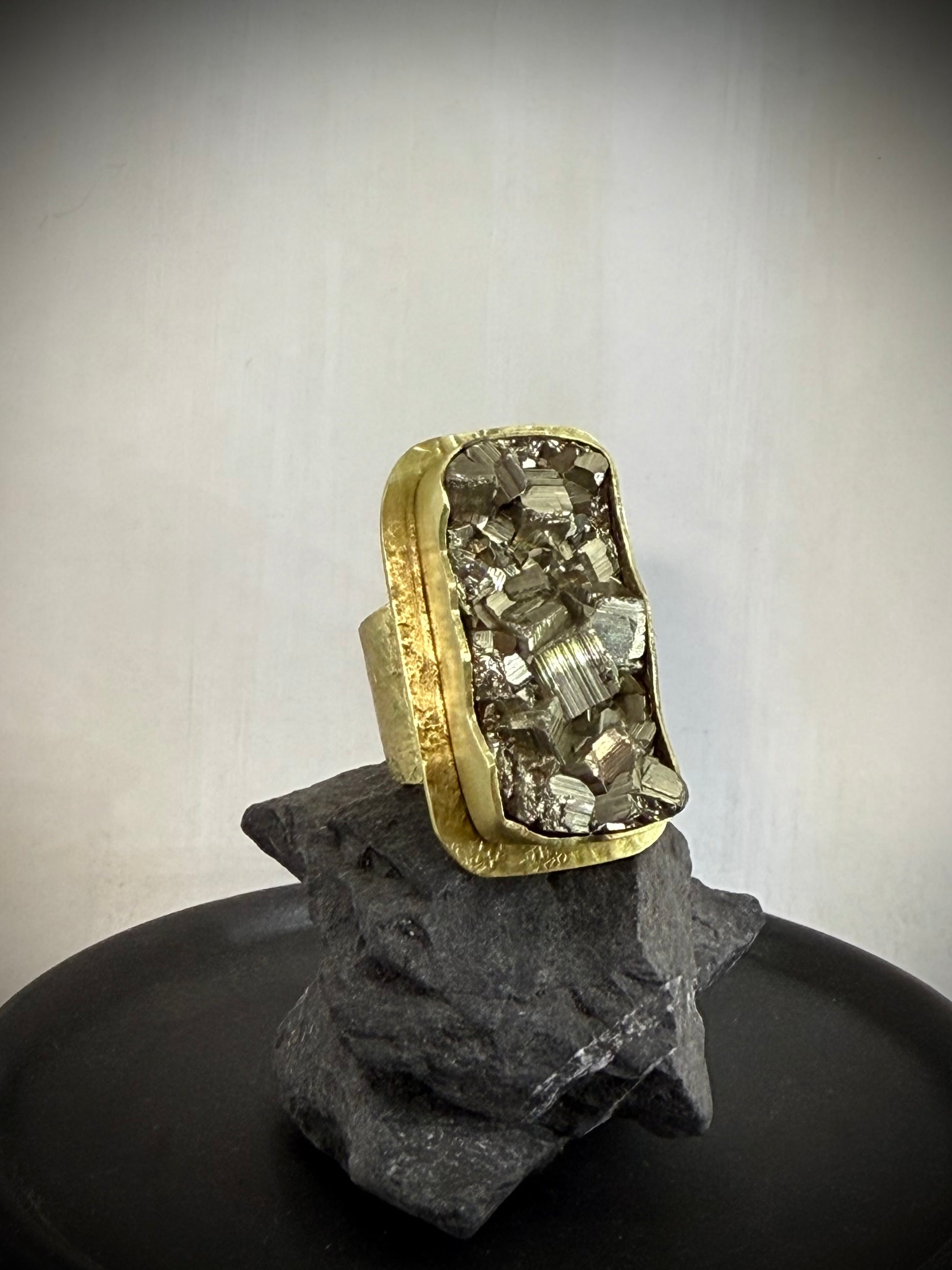 Anillo de bronce con piedra pirita - ADA - Para mujer