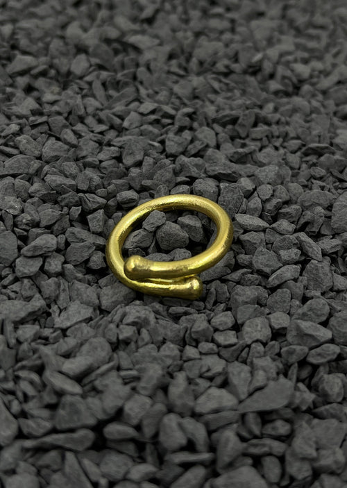Anillo de bronce hecho a mano, joyería artesanal - Loop